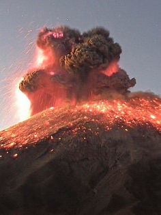 Explosión en el Popocatépetl genera fumarola de 3 kilómetros