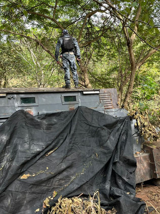 En operativo sorpresa, detienen a tres personas y hallan bodega de “vehículos monstruos” en Frontera Comalapa