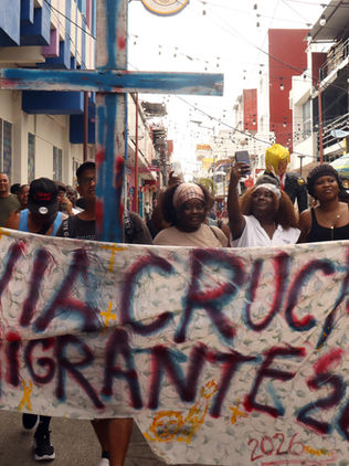 Viacrucis Migrante 2026: Miles de deportados marchan por justicia en Tapachula.