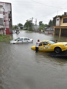 Desalojan a 262 familias por lluvias y desfogue de presa en Tabasco