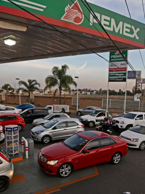 Pemex culpa a huachicoleros por desabasto; asegura que hay suficiente combustible