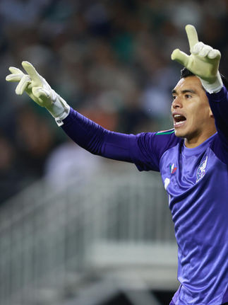 Raúl Rangel levanta la mano para ser el portero titular de México