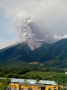 Columna de ceniza en Volcán de Fuego alcanza más de 4 mil metros