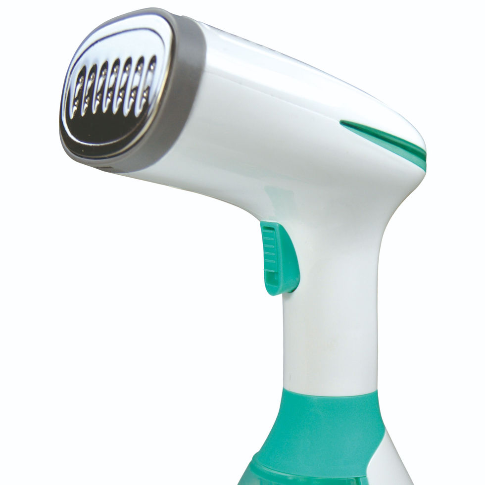 Detalhe da cabeça de saída de vapor do ferro a vapor vertical com acabamento em aço.