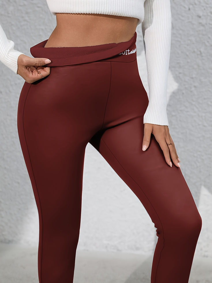 Leggings vinho, fotografadas de costas, destacando o caimento natural no corpo e o tecido suave.