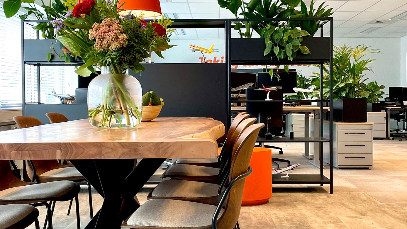 Moderne gezellige bedrijfskantine in kantoorruimte