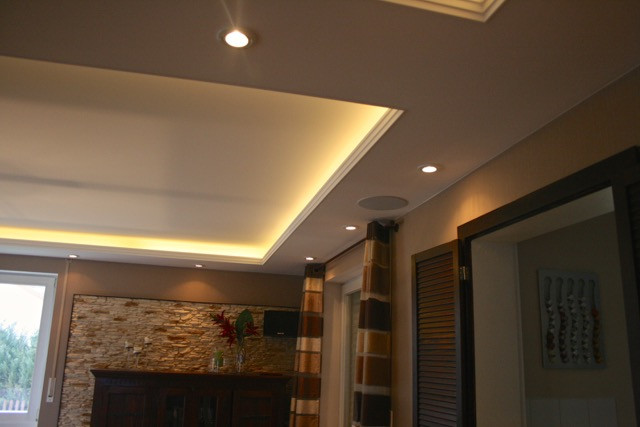Abgesenkte decke mit Lichtvoute, Deckeneinbaulautsprechern und Spotlights