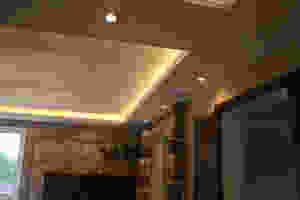 Abgesenkte decke mit Lichtvoute, Deckeneinbaulautsprechern und Spotlights