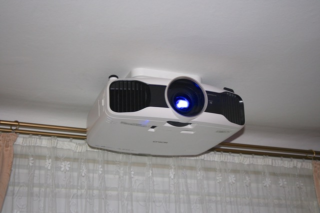 Sehr flache Beamerhalterung an Decke