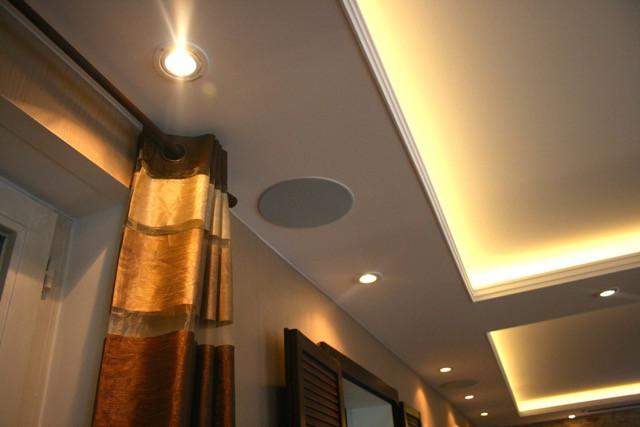 Deckeneinbaulautsprecher in abgehangener Decke integriert mit Spotlights