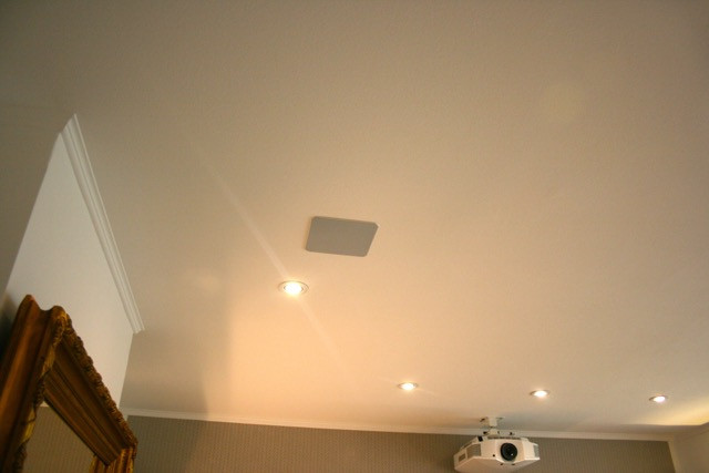 Deckeneinbaulautsprecher und Spotlights im Wohnzimmer