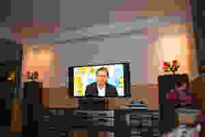 Beamer-Fernseher Duolösung in einem kleinen Wohnzimmer
