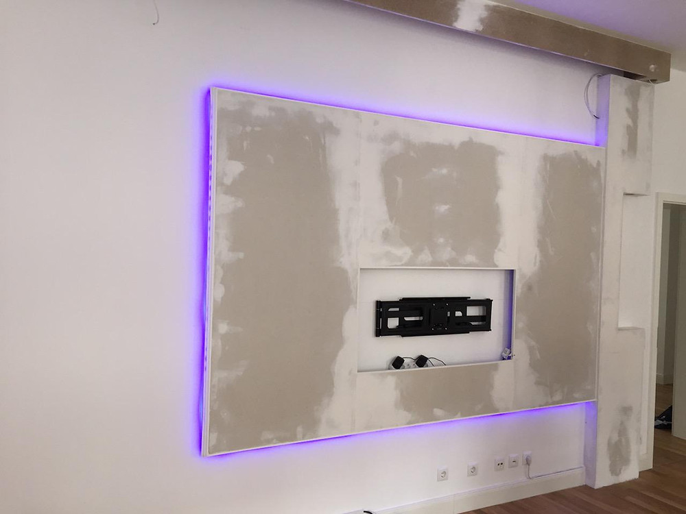 Fertiger Trockenbau der Videowand mit RGB-Beleuchtung