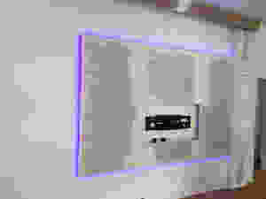 Fertiger Trockenbau der Videowand mit RGB-Beleuchtung