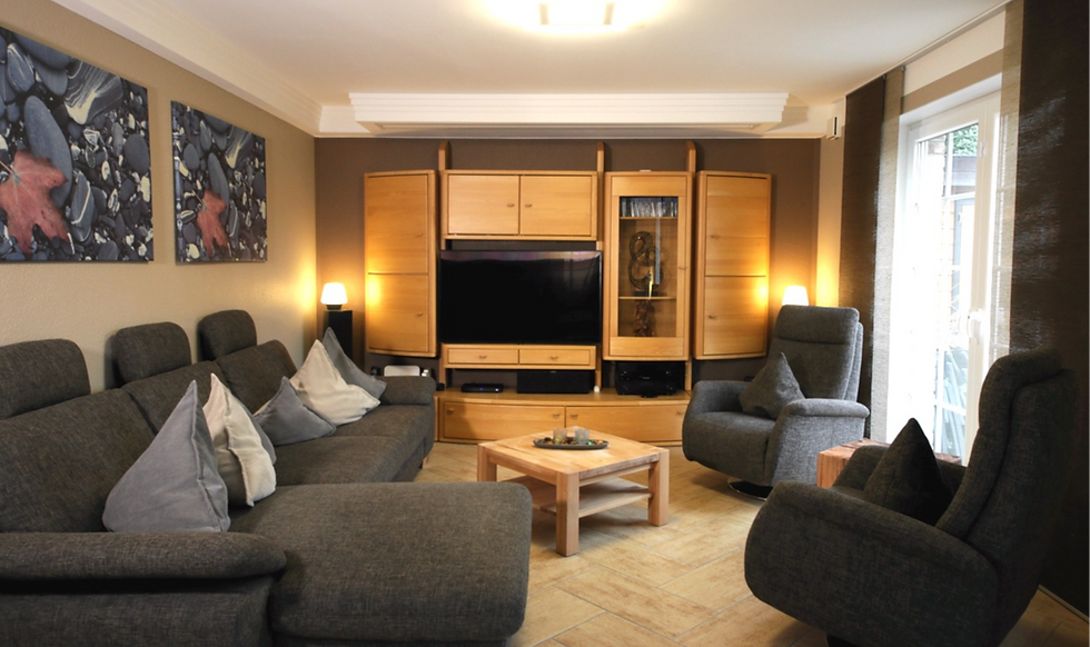 Wohnzimmer mit Leinwandkasten und Stuckdecke