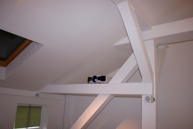 Beamer auf Dachbalken, Beamer-Integration-Lösung-im-Wohnzimmer