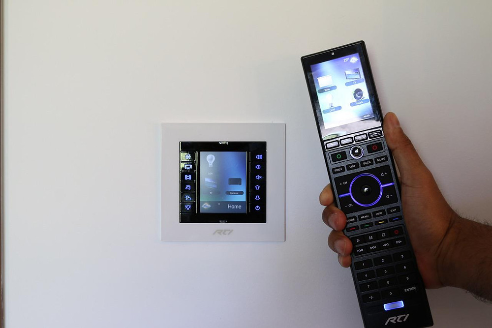 Touchpanel in Wand eingelassen und Universalfernbedienung