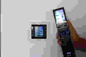 Touchpanel in Wand eingelassen und Universalfernbedienung