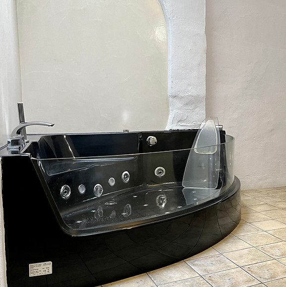 baño principal con jacuzzi frigiliana