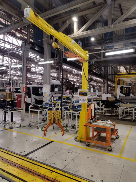 Manipulador pneumático tipo pórtico para movimentação e montagem da caixa de bateria de caminhões