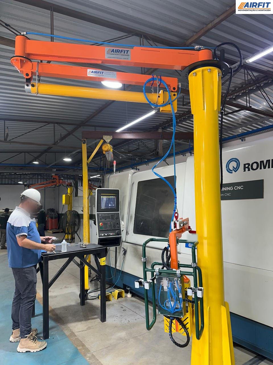 Pórtico bi-articulado com balancim pneumático da Airfit em um posto de montagem
