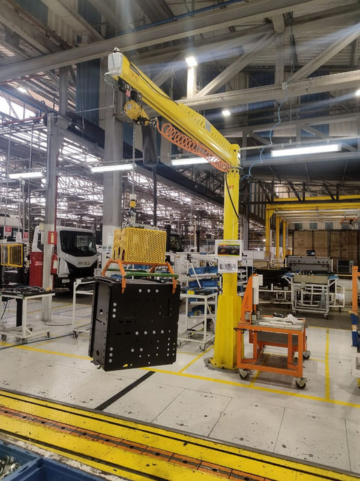Manipulador pneumático tipo pórtico para movimentação e montagem da caixa de bateria de caminhões