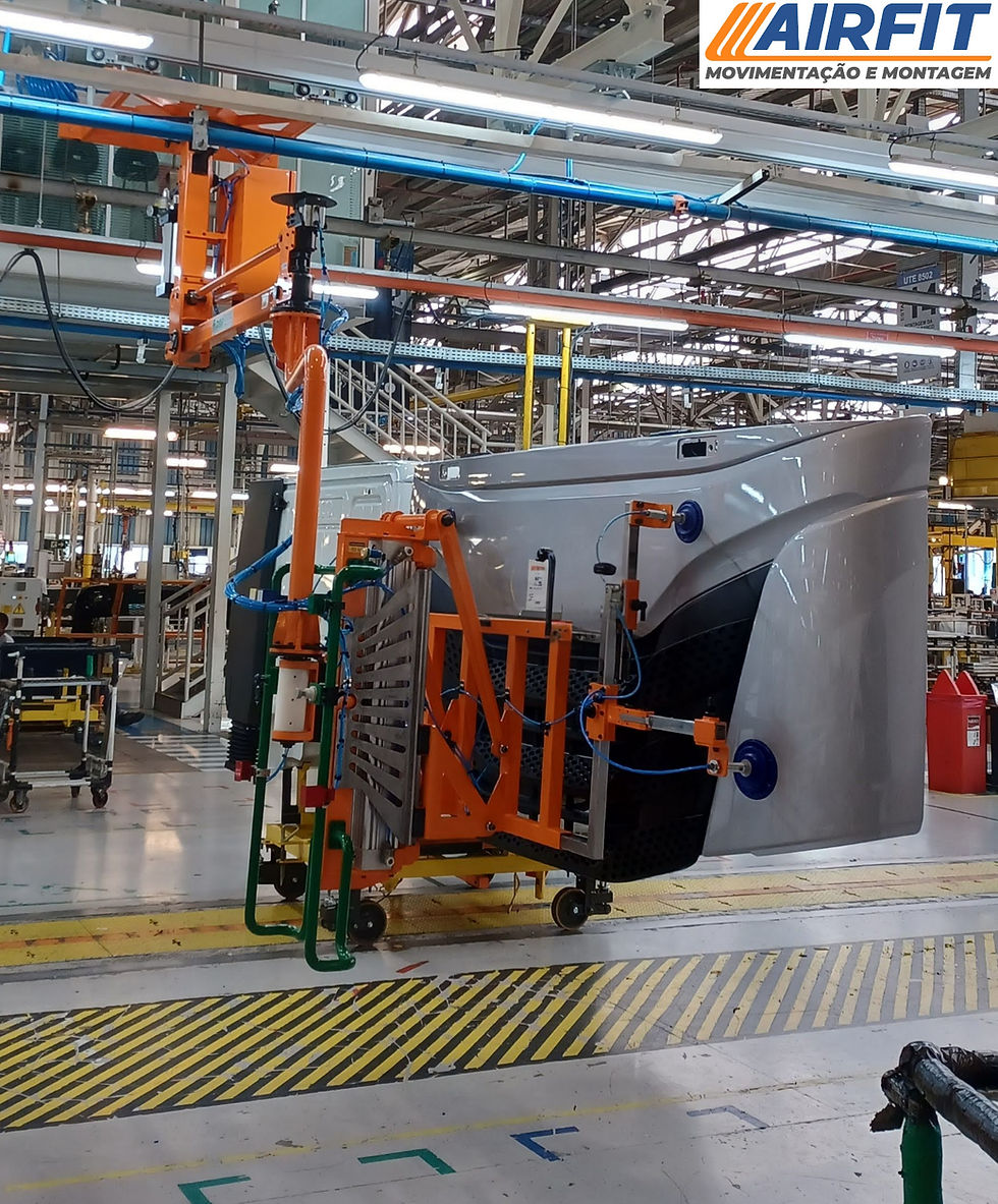 Manipulador pneumático atuando para movimentar uma grade frontal de caminhão na linha de montagem