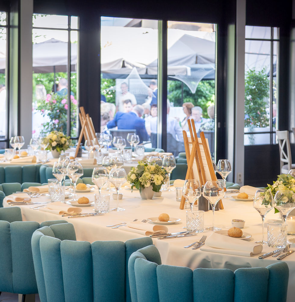 Restaurant 't Wit Toreke interieur met teal fluwelen stoelen