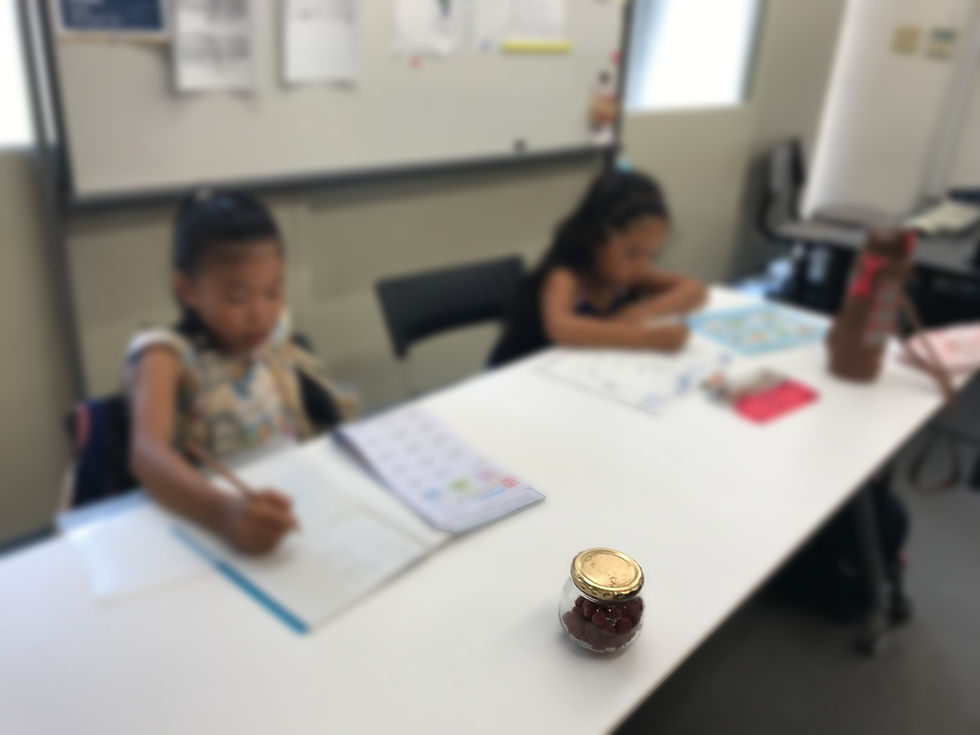 梅干しと一緒に宿題がんばる夏休みの子供たち