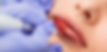 Femme qui se fait faire du maquillage permanent des lèvres.