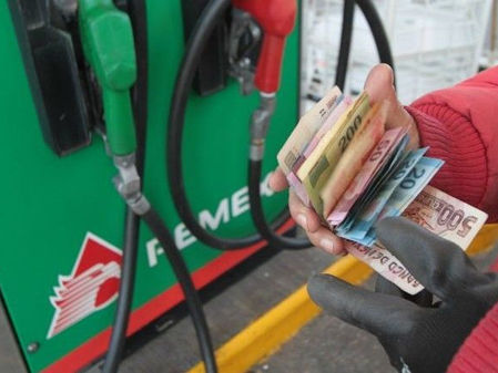 Gasolinas suman 10 meses al alza en México