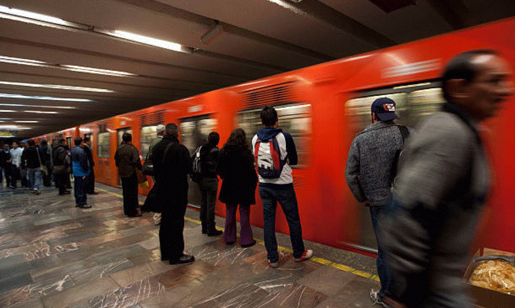 Metro golpea a joven en la cabeza en la estación Balderas