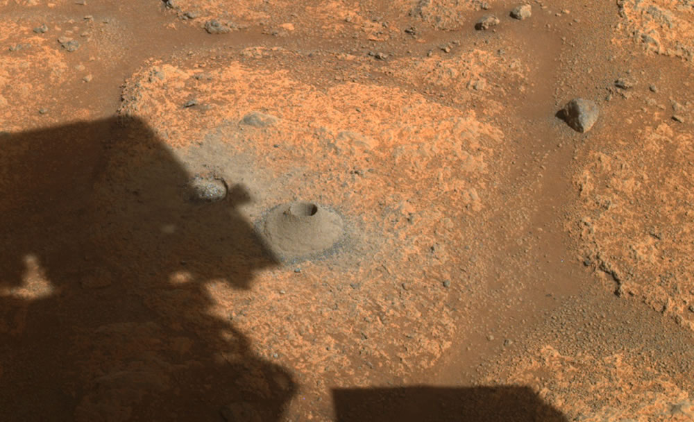 Esta imagen tomada por una de las cámaras a bordo del rover Perseverance de la NASA el 6 de Agosto de 2021, muestra el agujero perforado en una roca de Marte. Credits: NASA/JPL-Caltech