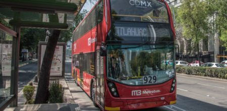Metrobús de dos pisos choca en estación la Villa