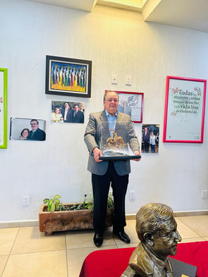 Diputada Federal otorga el Premio Águila Real a David Martínez Mendizábal por cuatro décadas de servicio público