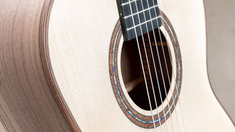 Oméga Joël Gombert - vue de la caisse et rosace, détail | Guitare par Stéfan Barrillon luthier à Aix-en-Provence [photo ©Artis Reflex]