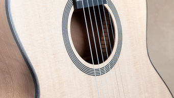 Oméga Saint Clair - vue de caisse et rosace, détail | Guitare par Stéfan Barrillon luthier à Aix-en-Provence [photo ©Artis Reflex]