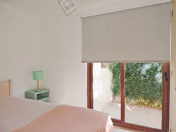 roller blackout gris perla