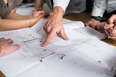 Des architectes examinent les plans