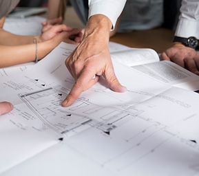 Des architectes examinent les plans