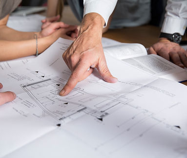 Arquitetos analisando projetos