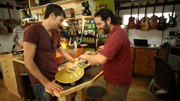 לקוחות ומבקרים בגיטרפיקס - בית מלאכה לתיקון גיטרות - החרושת 4 כפר סבא