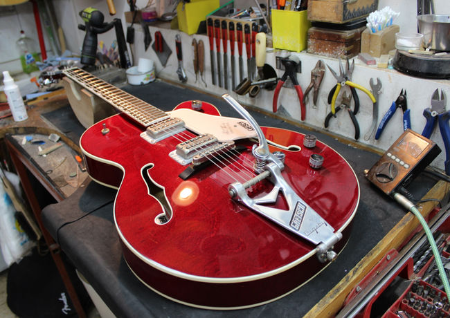 גיטרפיקס GuitarFix MOD:SHOP  - בית מלאכה לתיקון גיטרות, מרכז לימודי לטכנאות גיטרות ועמדות סט-אפ להשכרה לפי שעה