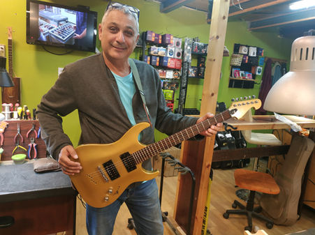 לקוחות ומבקרים בגיטרפיקס - בית מלאכה לתיקון גיטרות - החרושת 4 כפר סבא