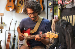 לקוחות ומבקרים בגיטרפיקס - בית מלאכה לתיקון גיטרות - החרושת 4 כפר סבא