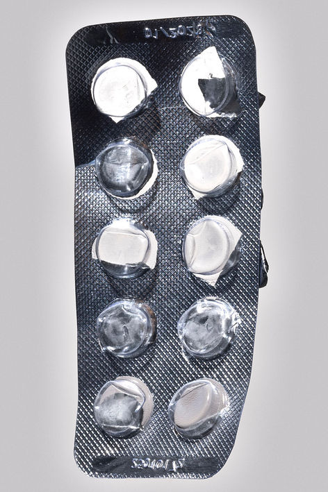 Still-Life-Fotografie einer Blisterverpackung mit weißen Tabletten, minimalistisch inszeniert und von oben fotografiert von David Weimann, professioneller Still-Life- und Foodfotograf aus Dernau bei Köln/Bonn, Deutschland.