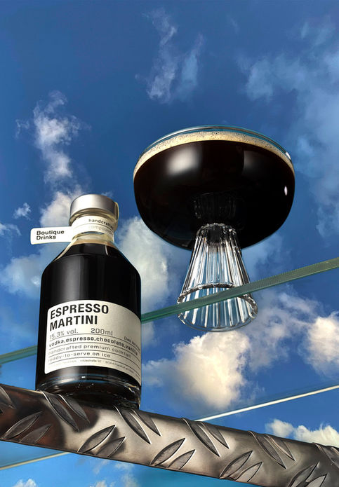 Boutique Drinks - Espresso Martini auf Glas. Mit Himmel als Hintergrund. Drinkfotograf | Foodfotograf David Weimann Köln Bonn Werbefotograf