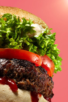 Hamburger Close Up mit Salat und Tomaten tropfender Sauce - Food Photography David Weimann