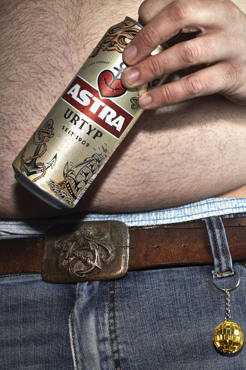 Astra Bier Bierdose hartes Licht Bauch - Drinkfotografie David Weimann