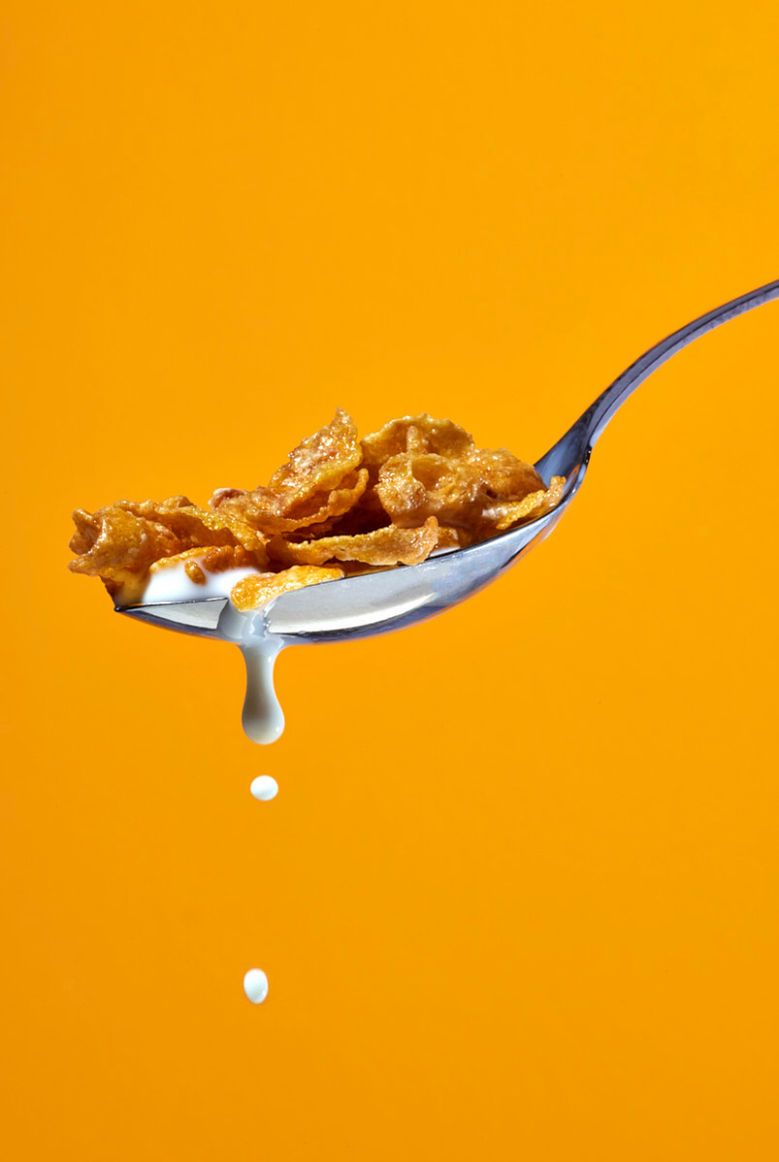 Ein Löffel mit Cornflakes